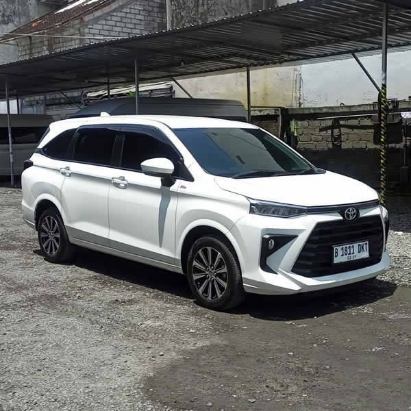 Tampak Samping Toyota Avanza 5-seater untuk Antar Jemput Bandara Ngurah Rai (DPS) Denpasar Bali ke Cikarang Jawa Barat dan Carter Mobil