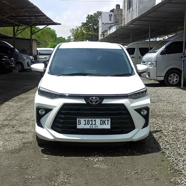 Tampak Depan Toyota Avanza 5-seater untuk Antar Jemput Bandara Ngurah Rai (DPS) Denpasar Bali ke Cikarang Jawa Barat dan Carter Mobil