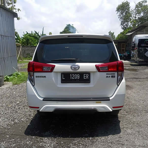 Tampak Belakang Toyota Innova 6 seater untuk Antar Jemput Bandara Ngurah Rai (DPS) Denpasar Bali ke Cikarang Jawa Barat dan Carter Mobil