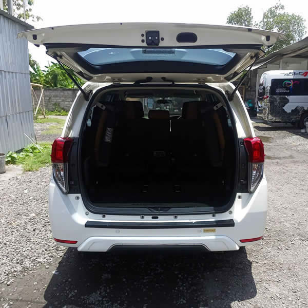Ruang Bagasi Toyota Innova 6 seater untuk Antar Jemput Bandara Ngurah Rai (DPS) Denpasar Bali ke Cikarang Jawa Barat dan Carter Mobil