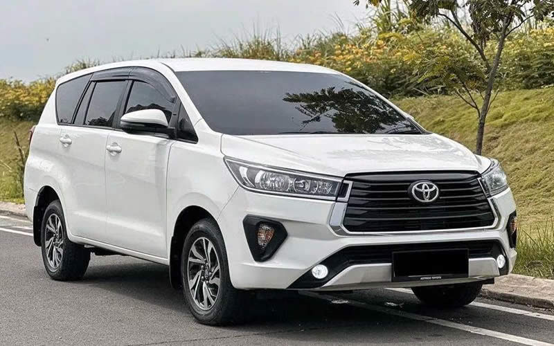 Toyota Innova 6 seater car rental.